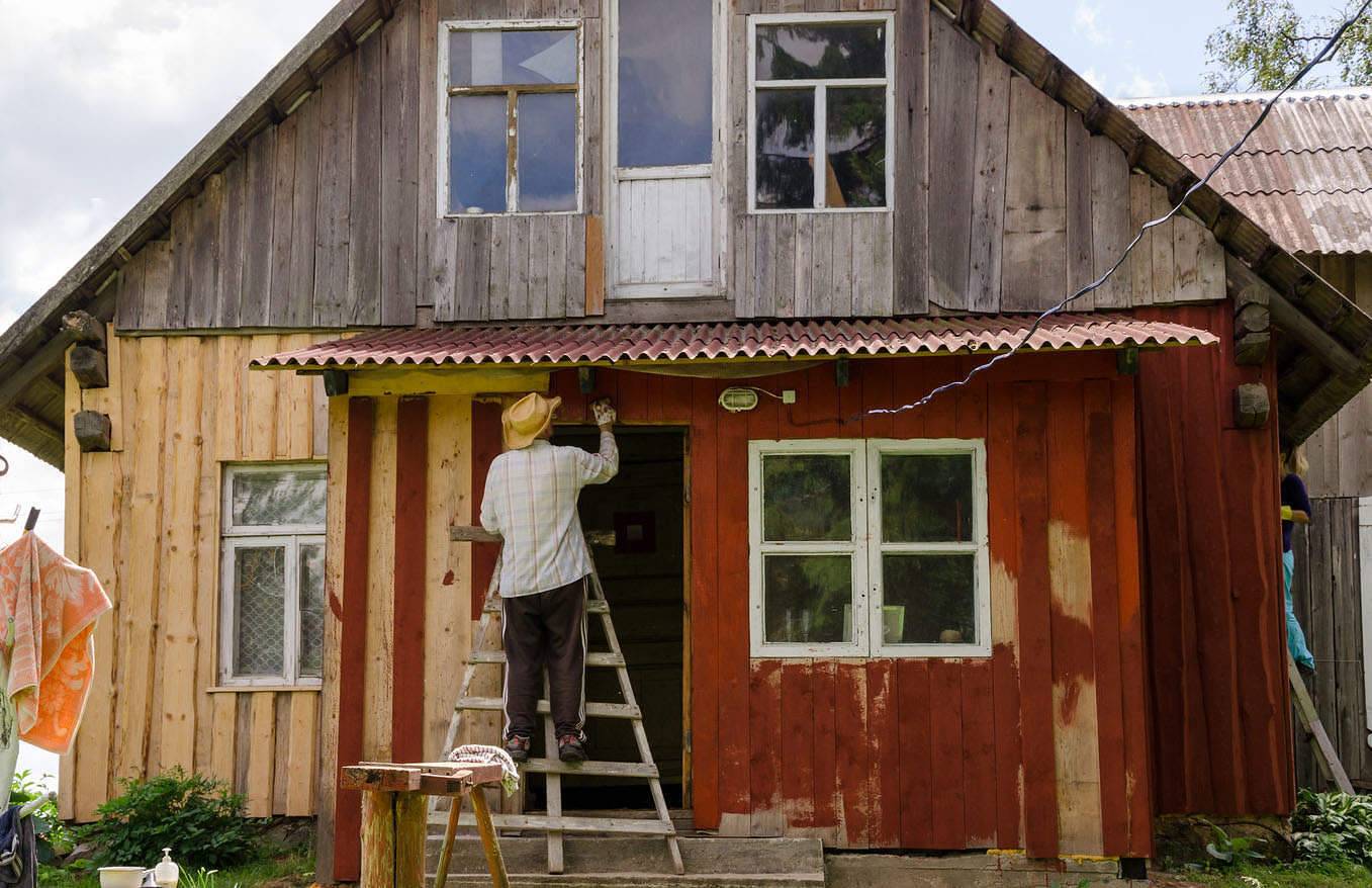 Фасад старого деревянного дома