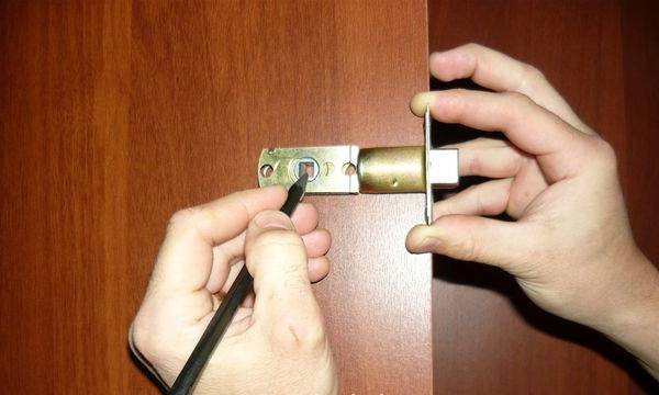 Как установить ручки на межкомнатные двери
