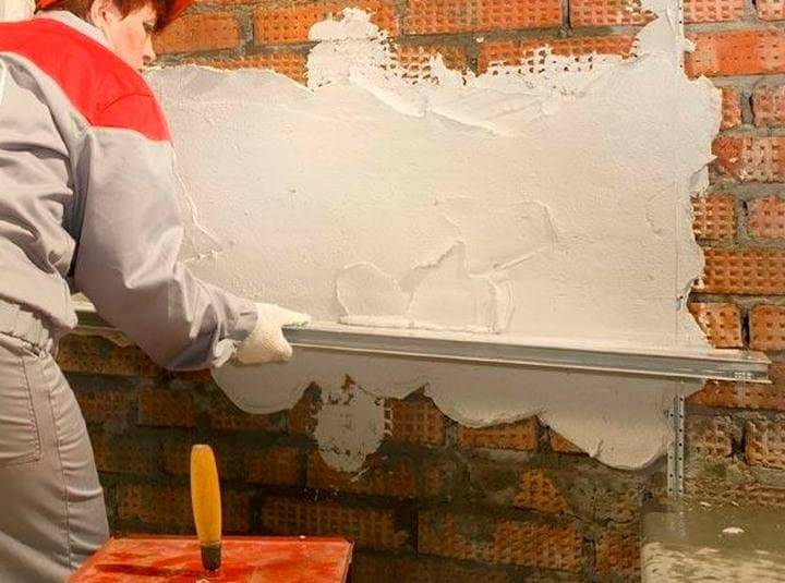 Как заштукатурить кирпичную стену своими руками: правила штукатурки и подготовки под оштукатуривание (видео)
