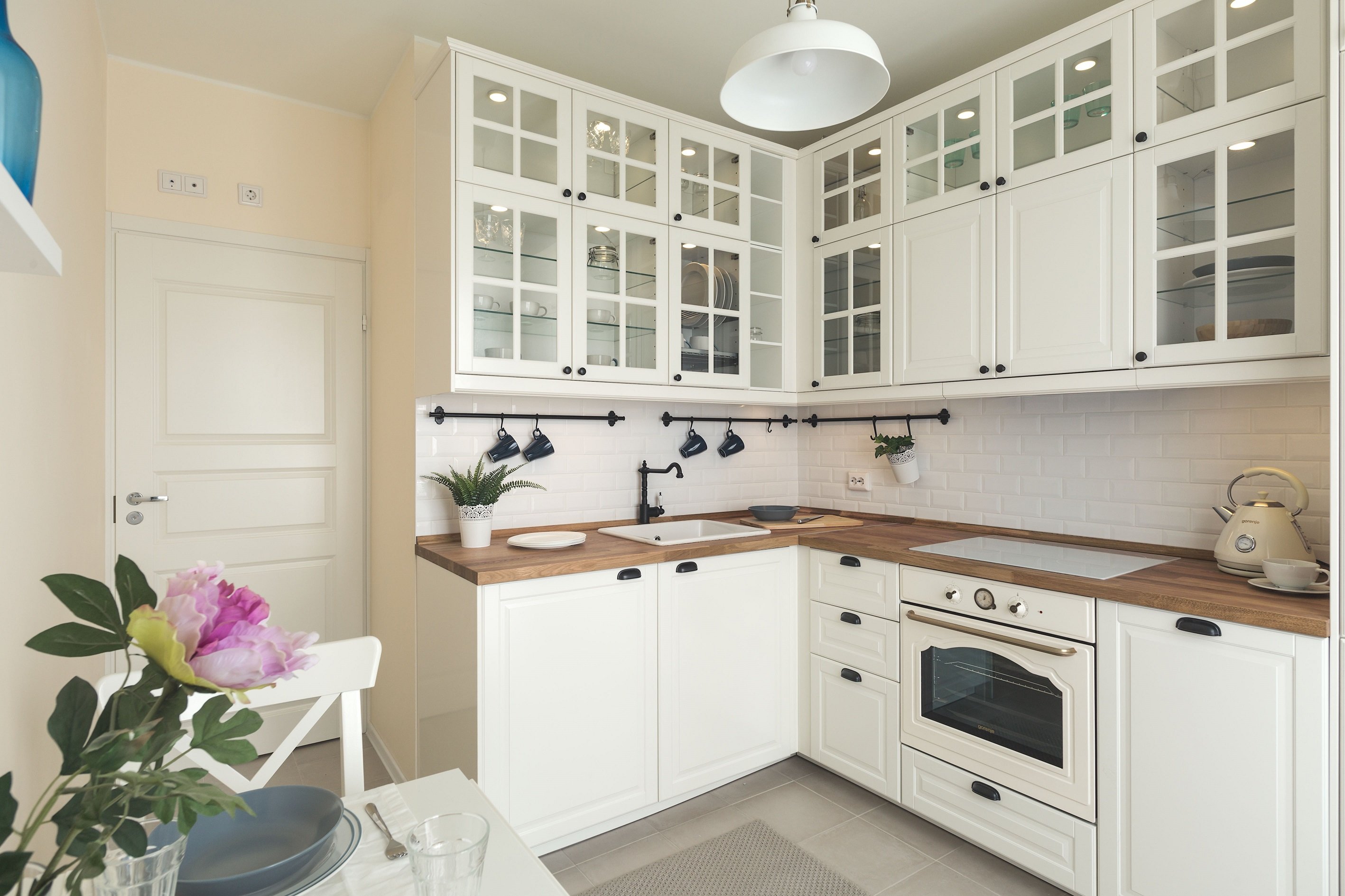 Дизайн интерьера белой кухни – эффектный и нежный