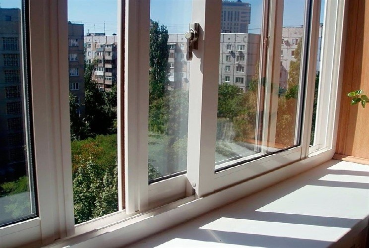Как лучше остеклить балкон или лоджию?