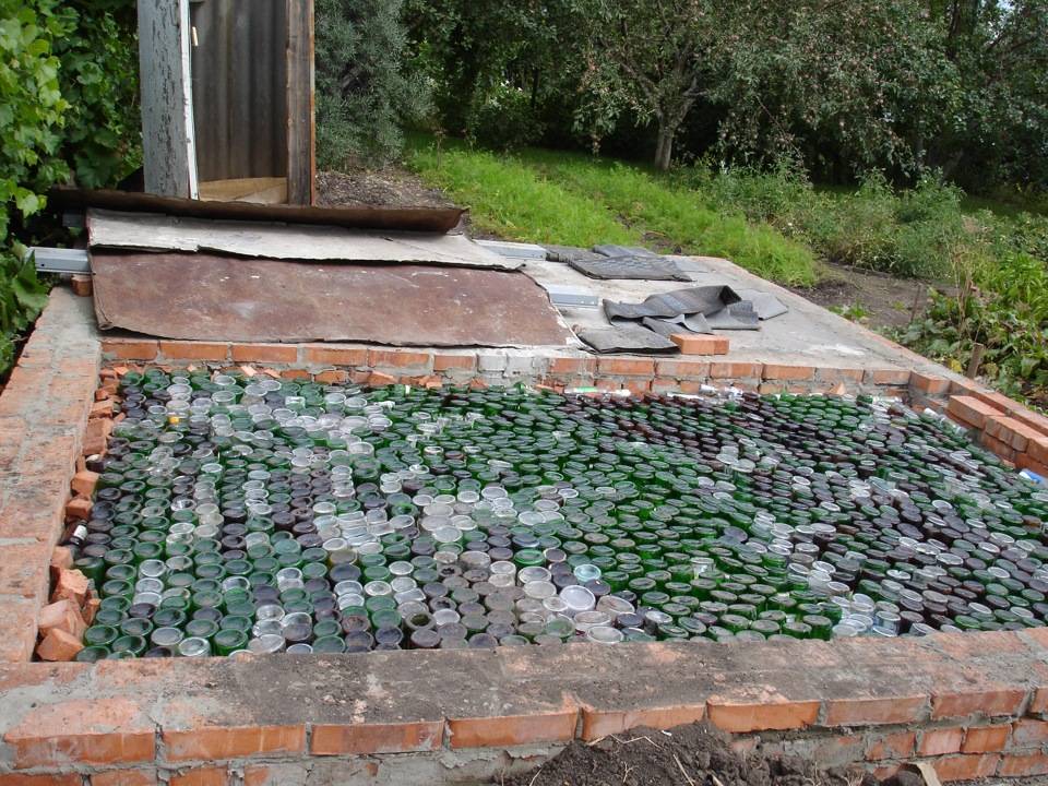Как утеплить пол стеклянными и пластиковыми бутылками