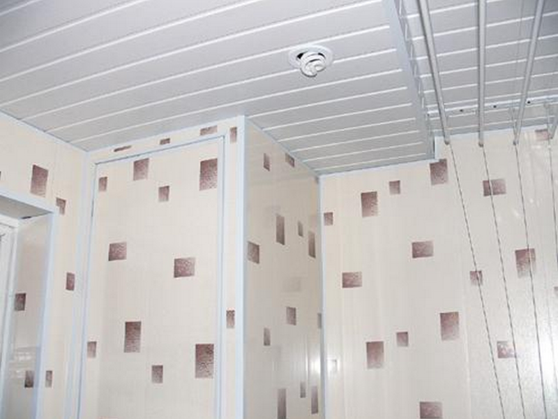 Отделка пвх потолок. Панель пластиковая. Потолочные панели ПВХ для ванной. Пластиковые панели для стен. Пластиковые панели для потолка.