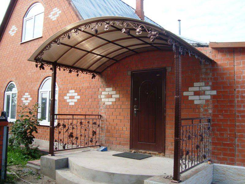 Козырек над крыльцом: виды, устройство, изготовление - 80 фото