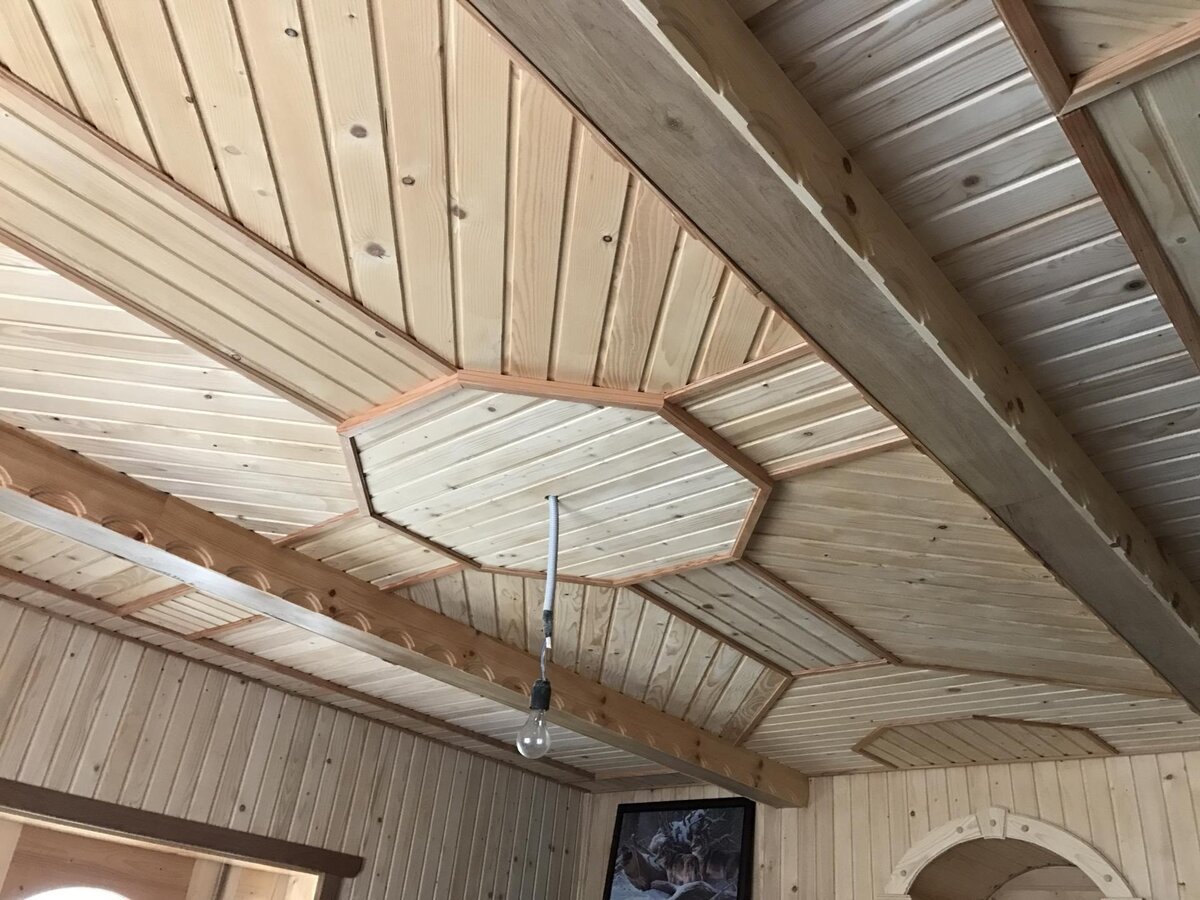 Потолки из деревянной вагонки - фото, плюсы и минусы