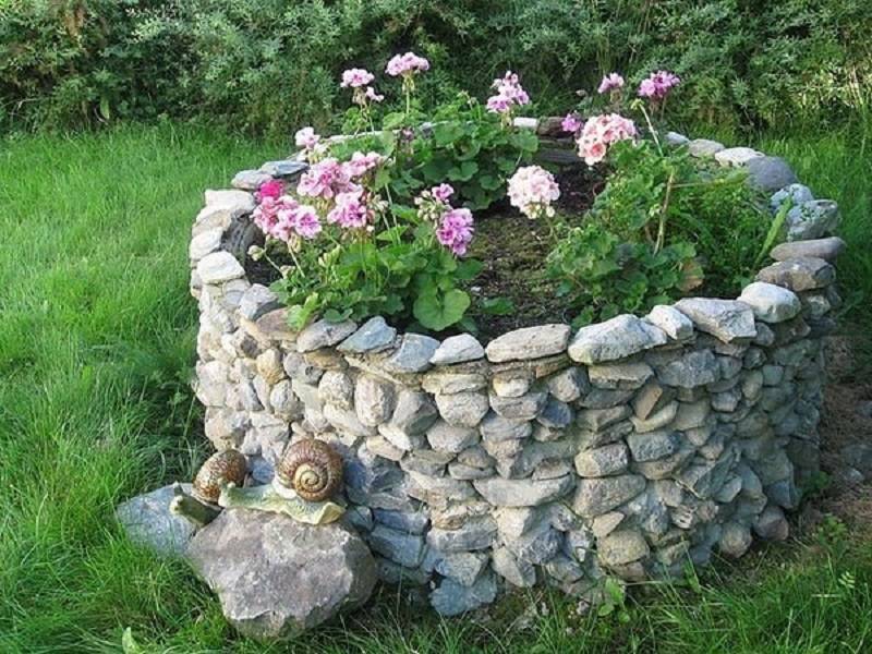 Как правильно сделать клумбу из декоративных камней для цветов на улице, как украсить
 - 31 фото