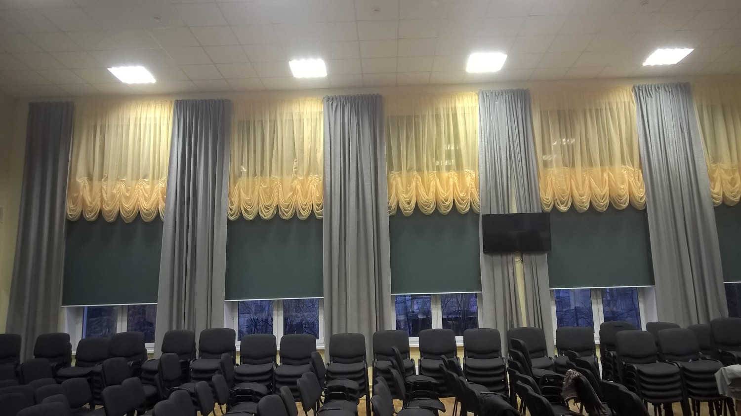 окна в актовом зале