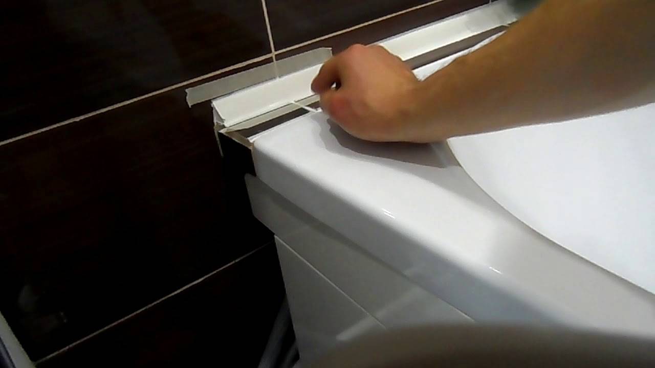 Как заделать зазор между ванной и стеной