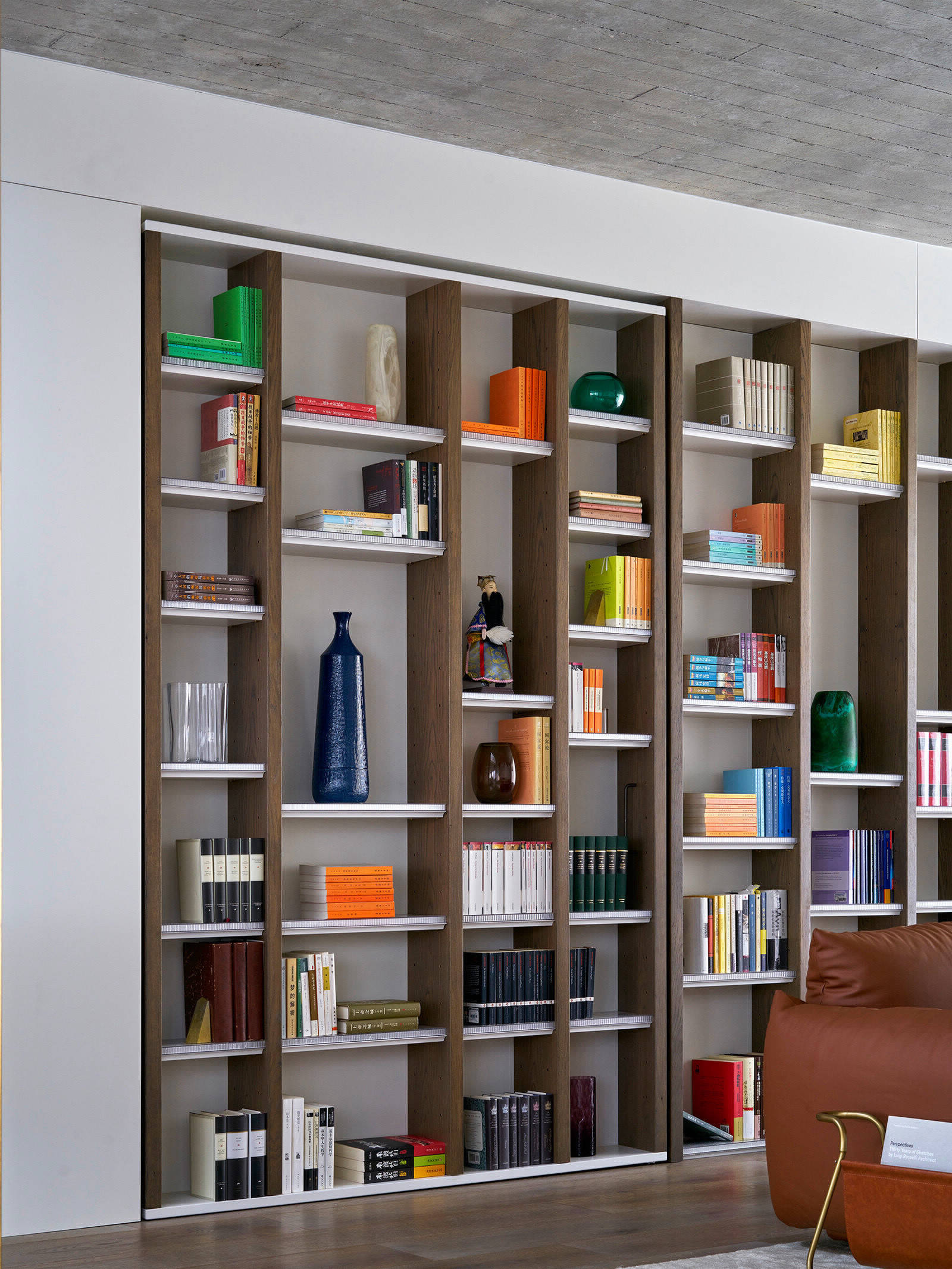 Книжные шкафы и библиотеки для дома: как выбрать и разместить правильно — дом&стройка