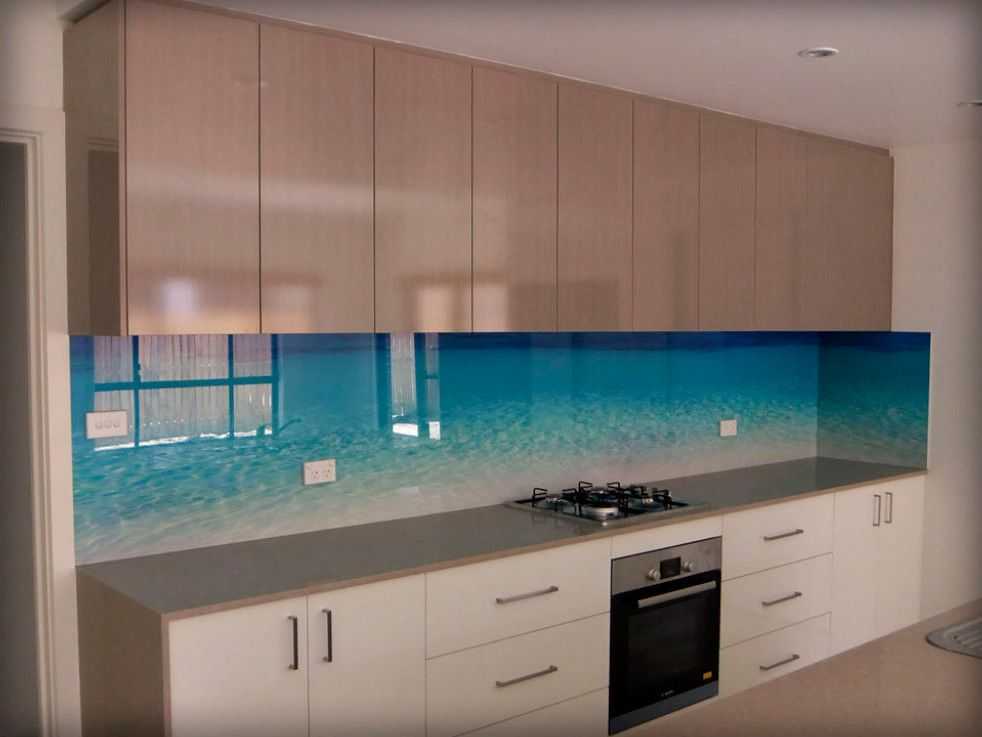 Стеновые панели для кухни из стекла: взгляни на дизайн по-новому