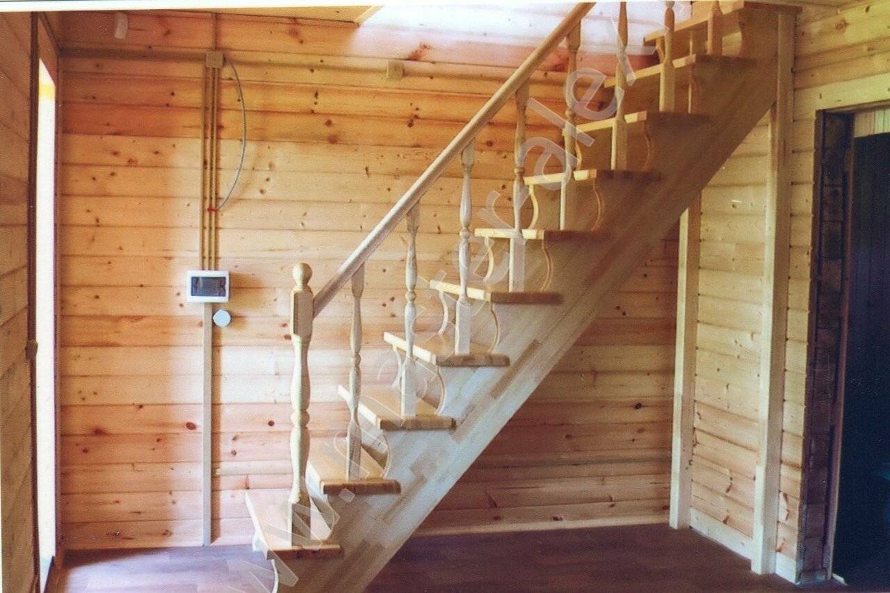 Самая простая лестница. Лестница из сосны к-002м. Лестница деревянная. Лестница на второй этаж. Лестница в дачном домике.