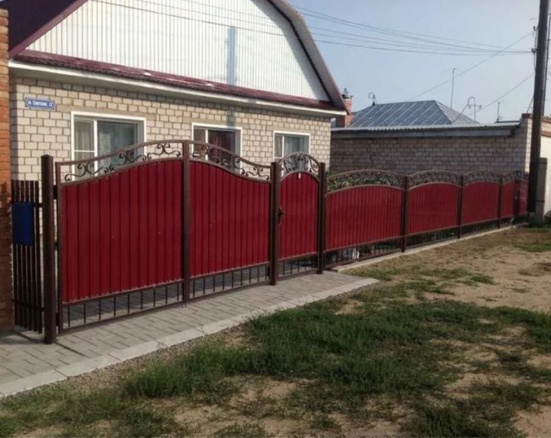 Фото и виды заборов из профнастила для частного дома