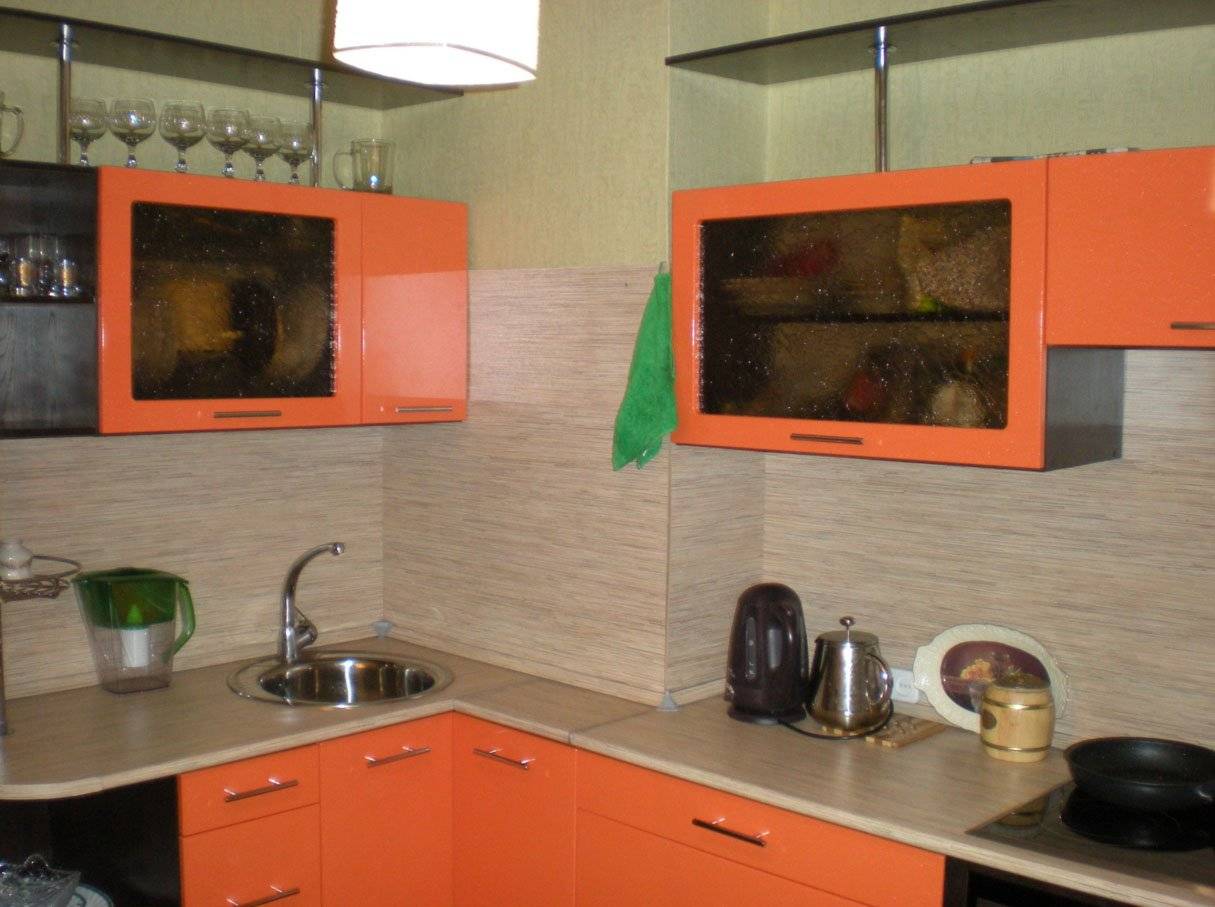 кухня с вентиляционным коробом при входе дизайн