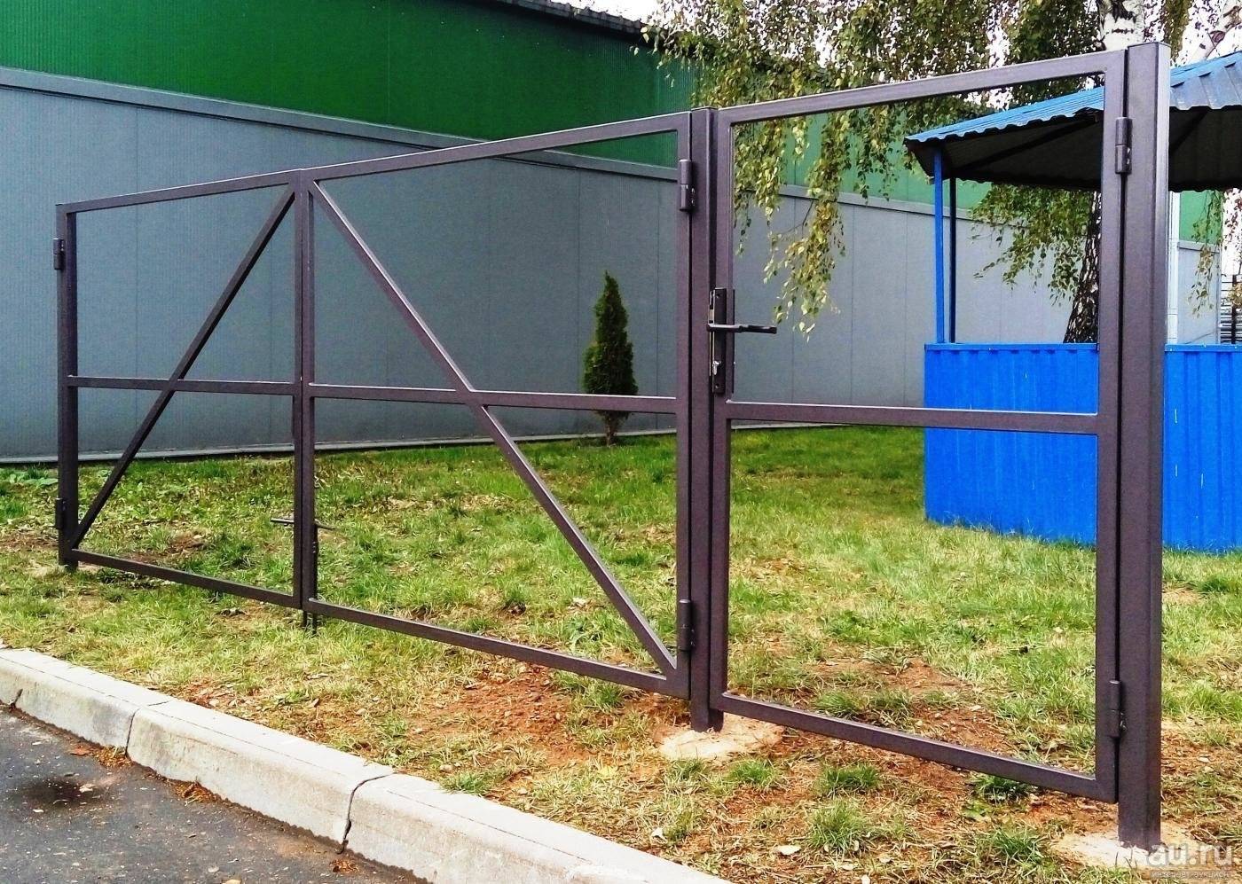 Распашные металлические ворота с калиткой из профнастила