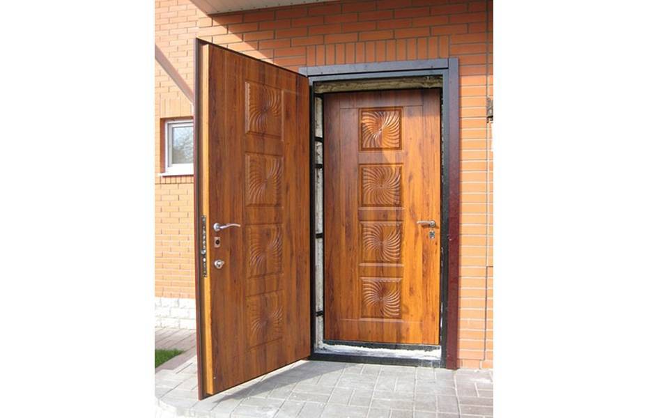 Вторые двери купить. Двойная дверь входная. Двойные двери входные в дом. Дверь входная деревянная. Дверь двойная деревянная входная.