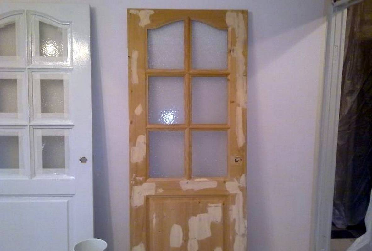 Реставрация двери своими руками. Перекраска деревянных дверей. Перекрасить старые двери межкомнатные. Переделка деревянной двери. Старые межкомнатные двери.