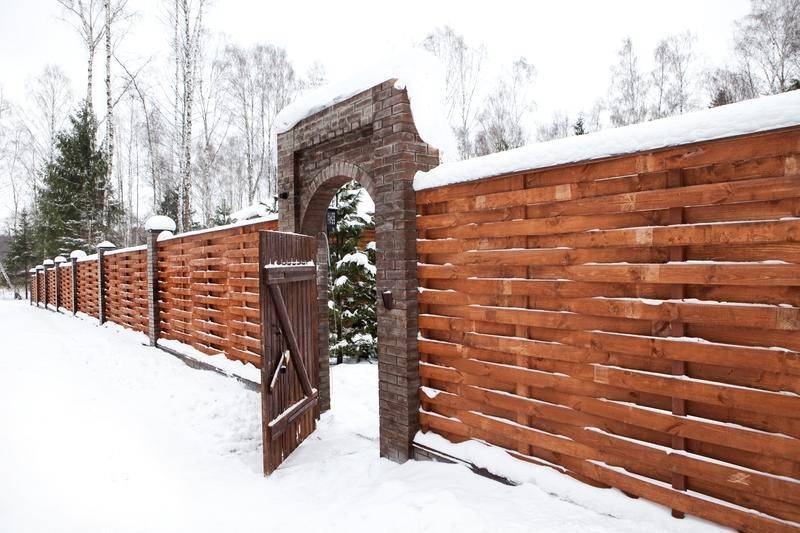 Забор из горбыля (52 фото): красивый деревянный забор из необрезной доски