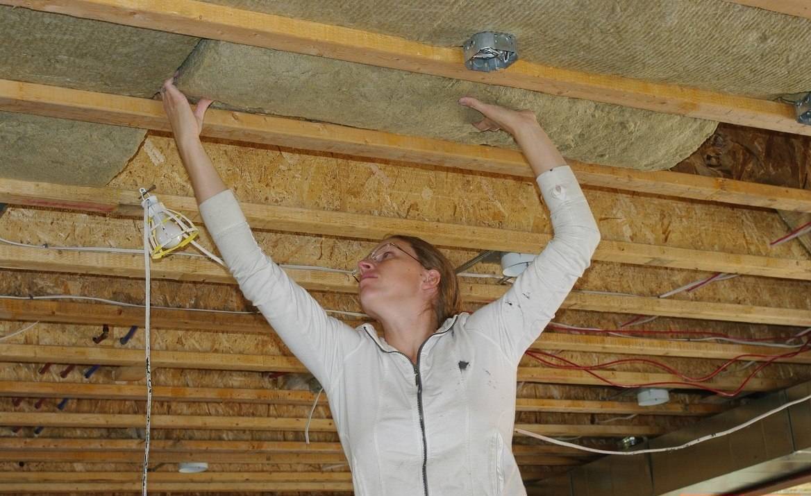 Чем и как отделать потолок в частном доме – лучшие виды отделки