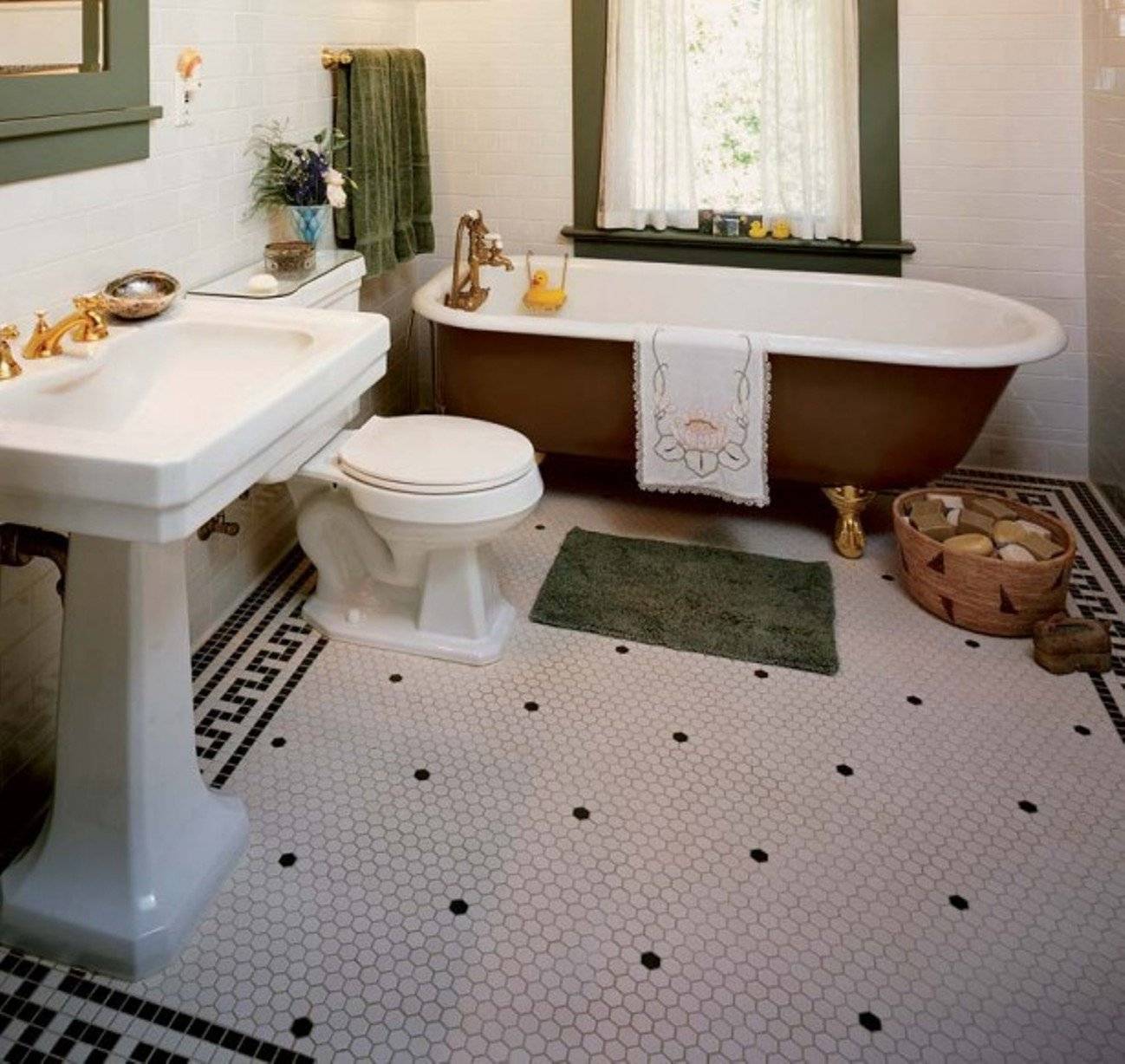 Напольные покрытия для ванной. Пол в ванной комнате. Напольная плитка для ванной комнаты. Под ванной. Пол в ванной комнате плитка.
