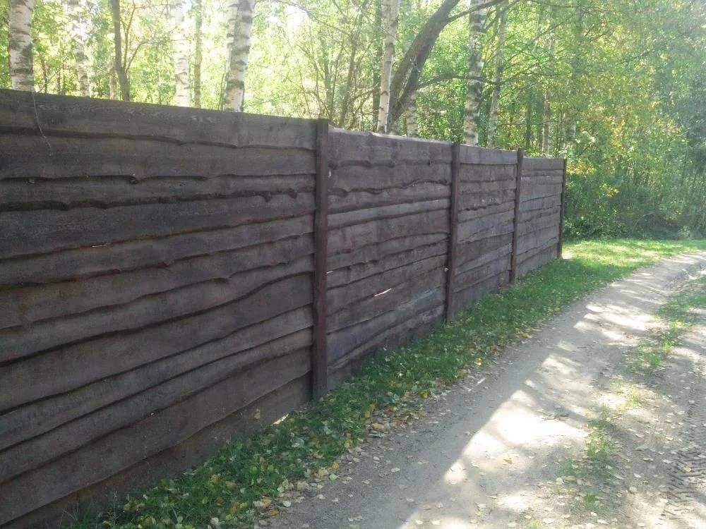 Забор из реек, вертикальных и горизонтальных досок: фото и виды