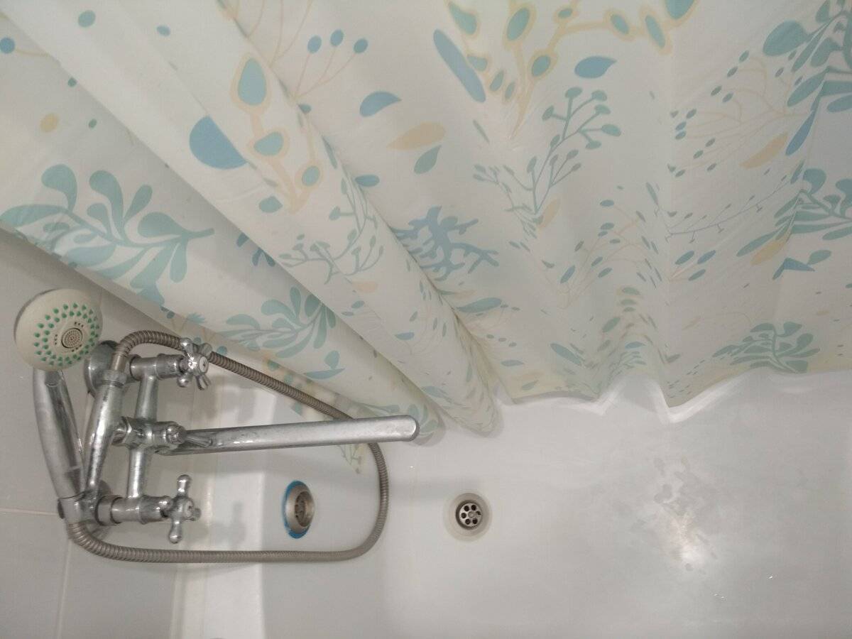 Грязная шторка в ванной. Стираются занавески для ванны. Грибок на шторке в ванной. На занавеске в ванной грибок.