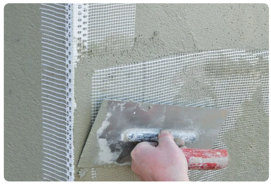 Сколько слоев шпаклевки наносить. Оштукатуривание стены с армирующей стеклосеткой. Оштукатуривание наружных стен сеткой армирующей. Армирующая сетка для штукатурки. Сетка для шпаклевки стен.