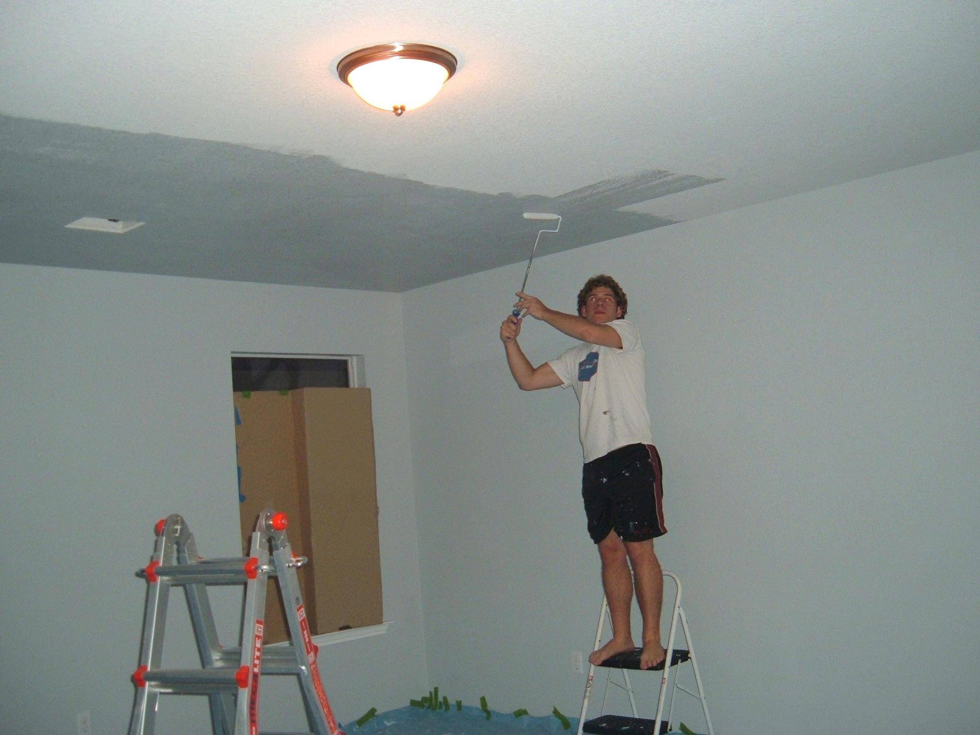 Ремонтный потолок. Побелка потолка. Отделка потолка в квартире. Покрашенный потолок. Водоэмульсионная побелка для стен.