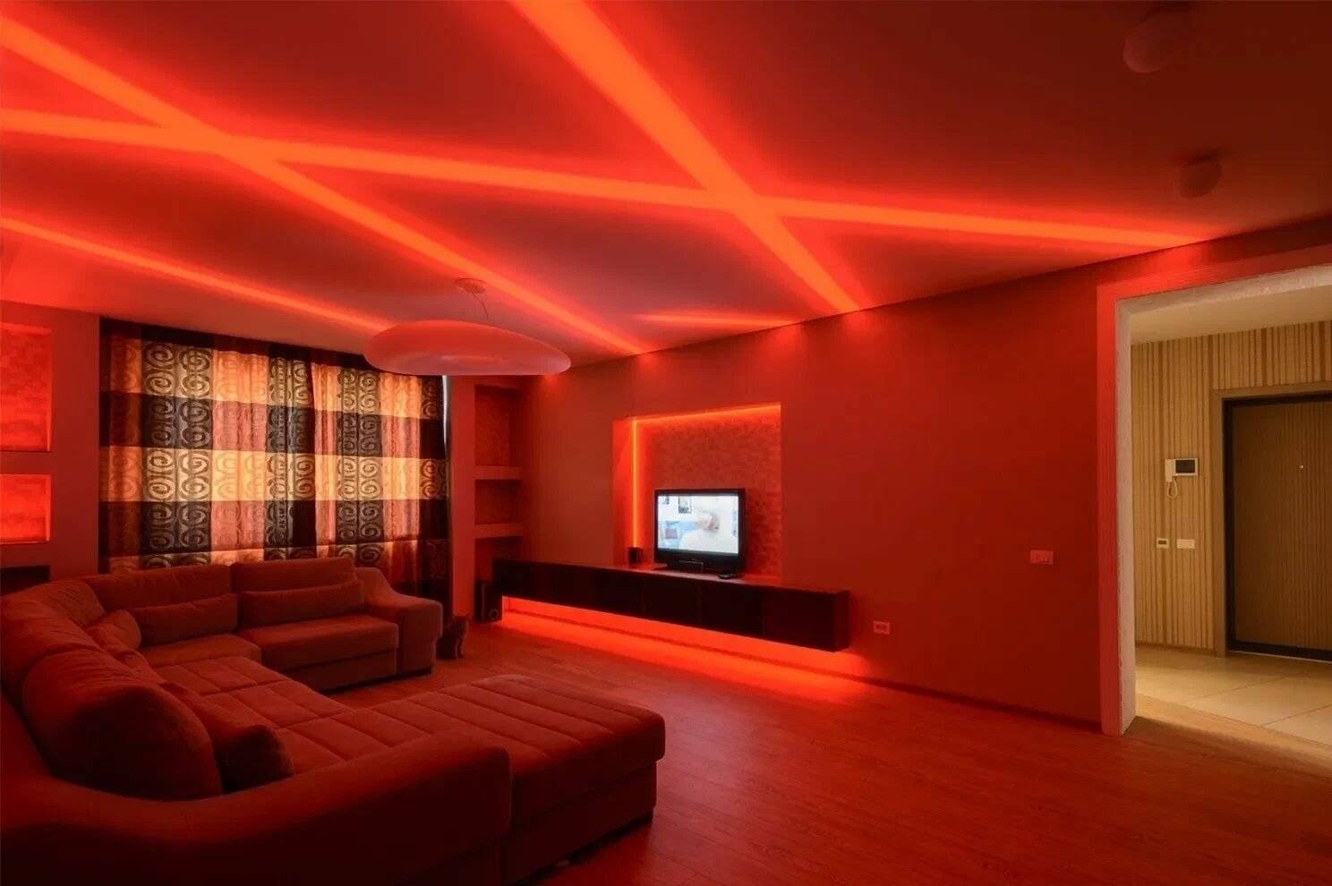 Какой свет нужен в комнате. Светодиодная подсветка в интерьере. Потолок с подсветкой. Светодиодные ленты в интерьере квартиры. Комната с красной подсветкой.
