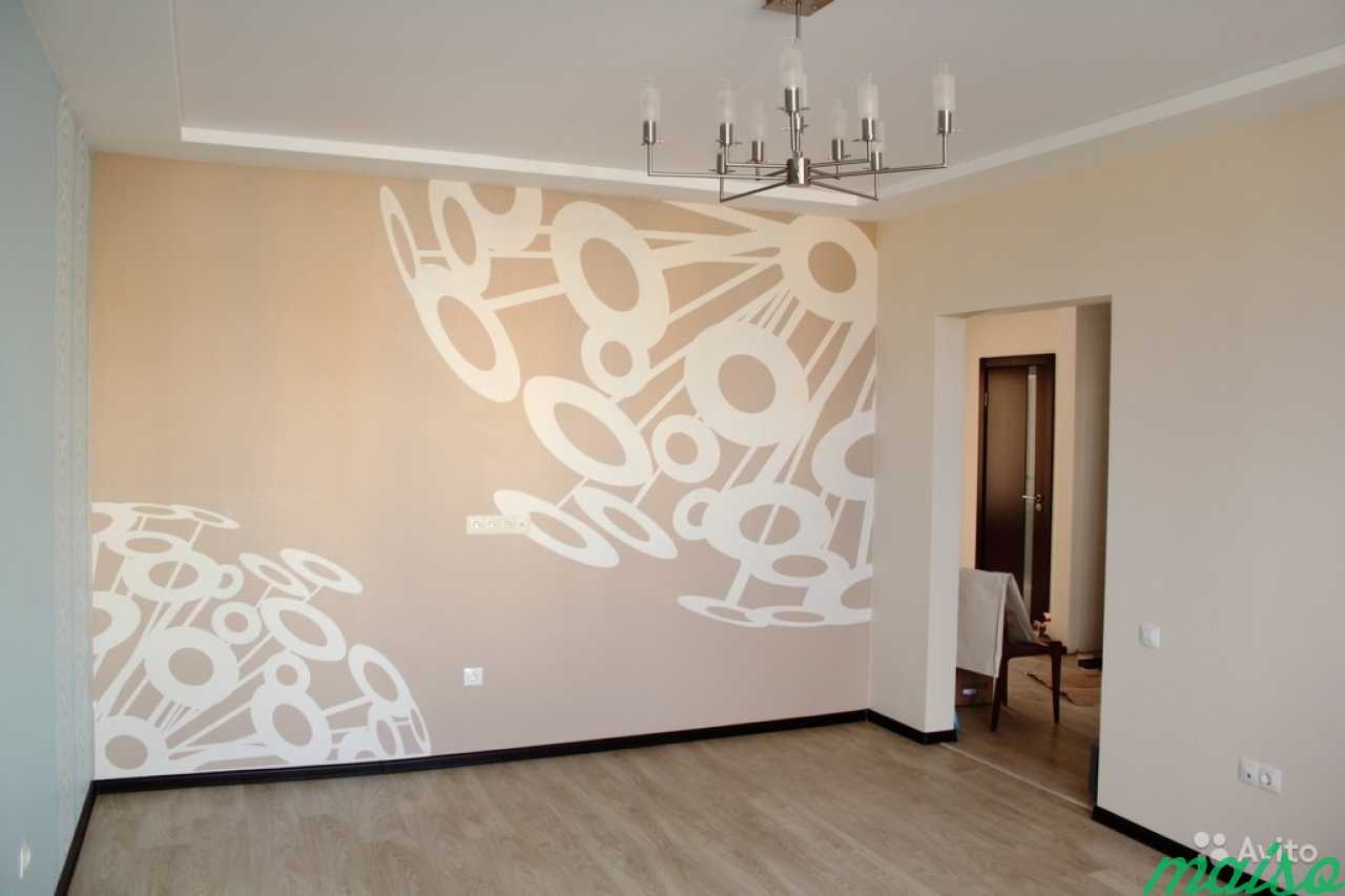 Стены покрашены оклеенные обоями лакированный. Покраска стен в квартире. Покраска стен в зале. Ремонт квартир обои. Покраска обоев.
