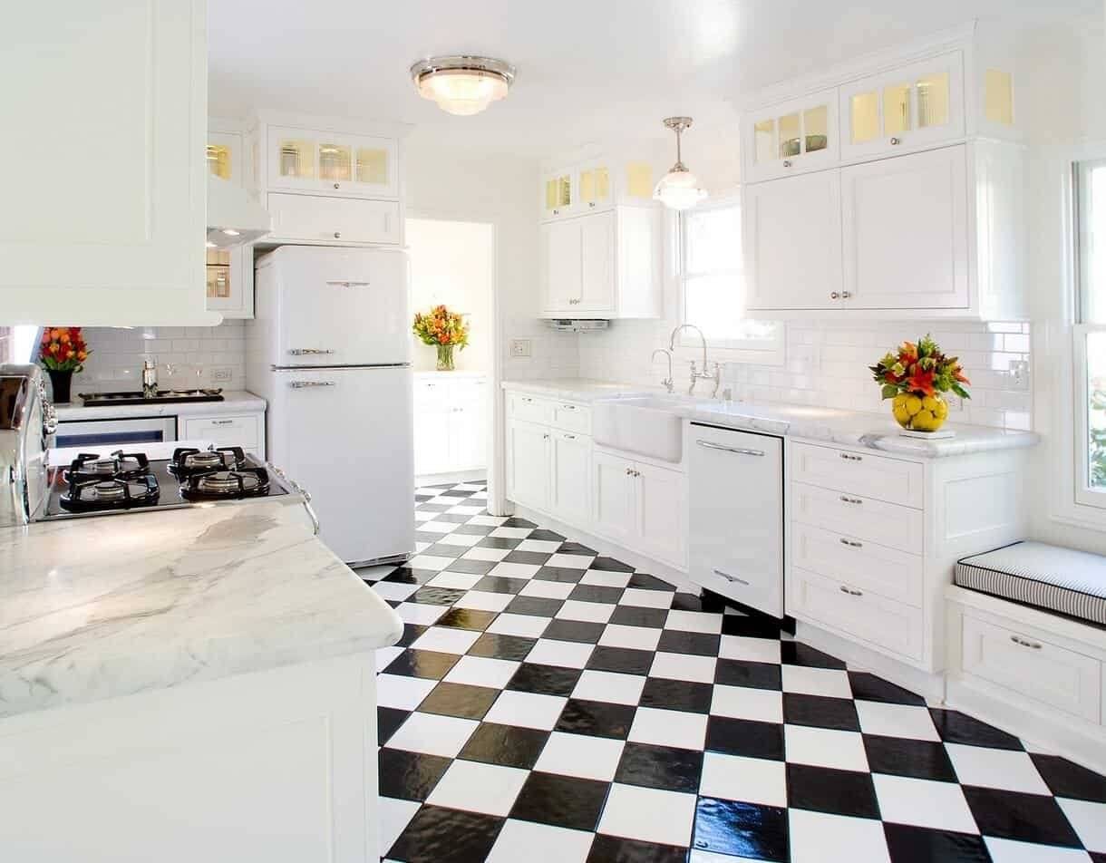Черная плитка на кухне. Белая плитка на кухне. Белая плита в интерьере кухни. Белая плитка в интерьере кухни. Черно белая плитка на кухне.