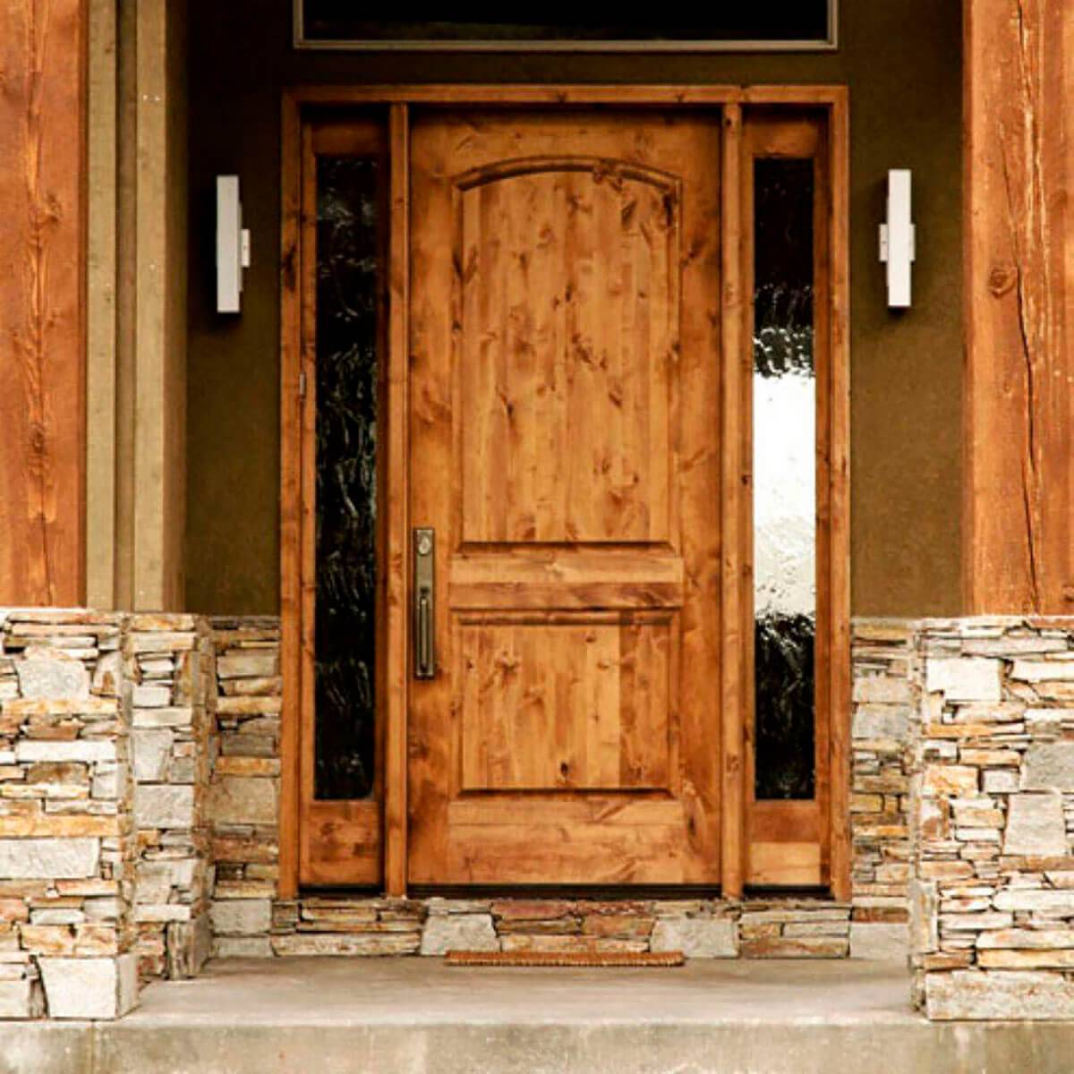 Купить дверь деревянную входную в дом. Деревянная дверь. Дверь входная деревянная. Двери в деревянном доме. Двери в деревенском стиле.