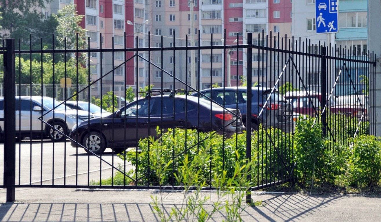 Установка ограждения на придомовой территории