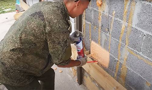 Выбор пены для утепления стен