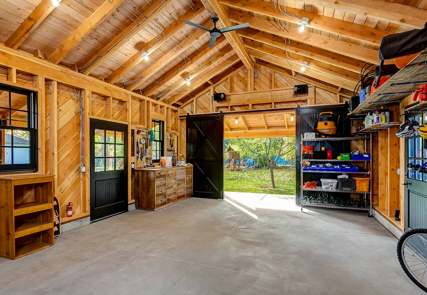 Как сделать красивый гараж. Обустройство гаража. Гараж внутри. Деревянный гараж. Дизайнерский гараж.