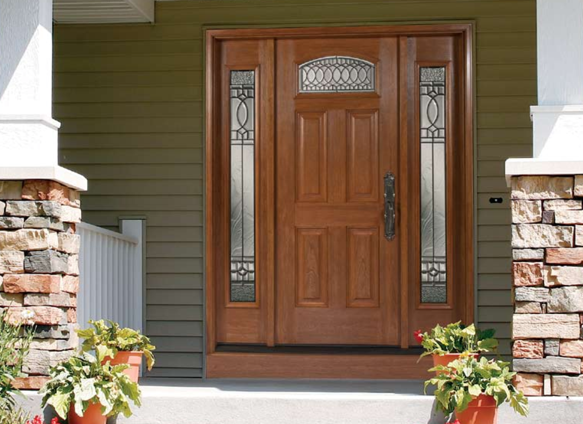 Уличная дверь для загородного дома купить. Дверь входная деревянная. Входная дверь в частный дом. Деревянная уличная дверь. Входная дверь в деревянный дом.