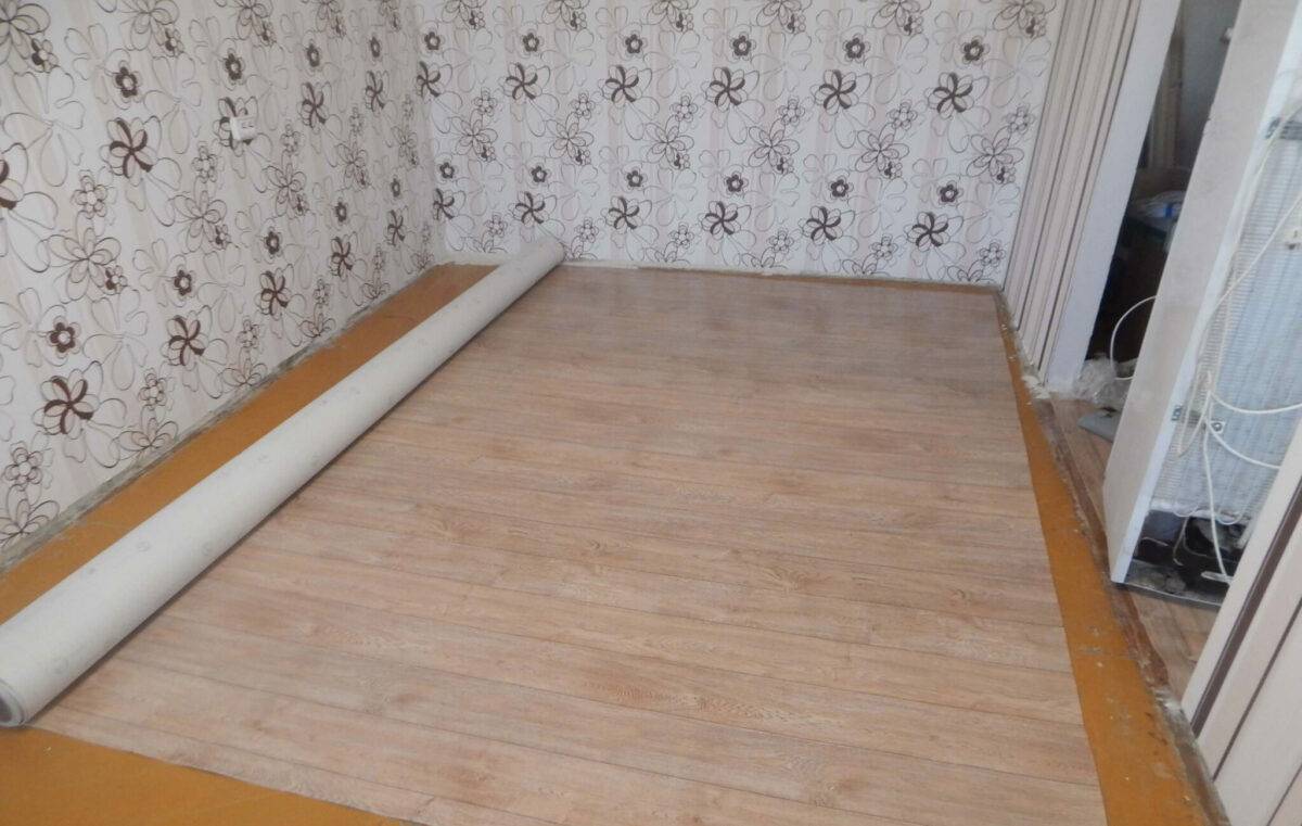 Как сделать укладку линолеума на деревянный пол правильно