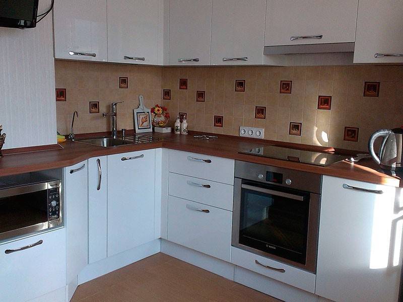 Кухня с вентиляционным коробом: как обыграть дизайн