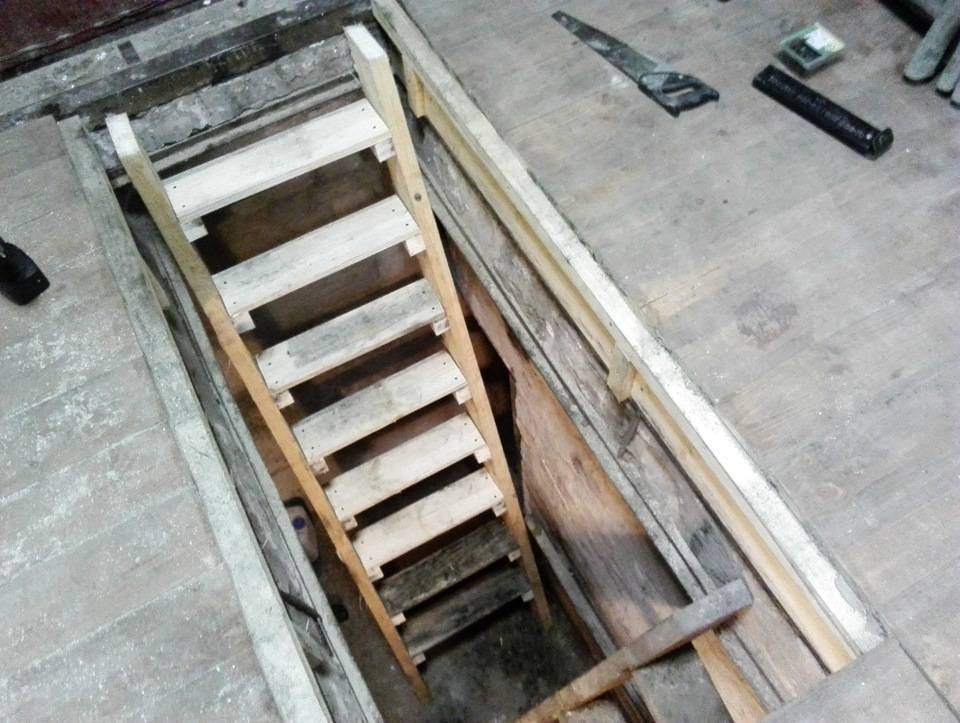 Лестница в погреб своими руками: из дерева, металла, уголка, профильной трубы, кирпича, бетона, расчеты, размеры