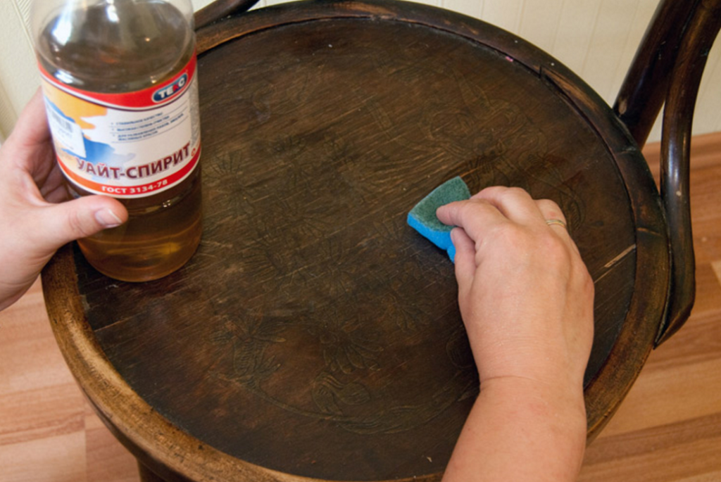 Чем можно отмыть стол. Смывка лака с деревянных поверхностей. Старый лак на дереве. Снятие краски с деревянных поверхностей. Краска для деревянной мебели.