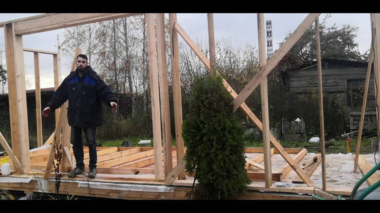 Пожилая женщина не смогла собрать деньги на ипотеку и самостоятельно построила себе крошечный домик