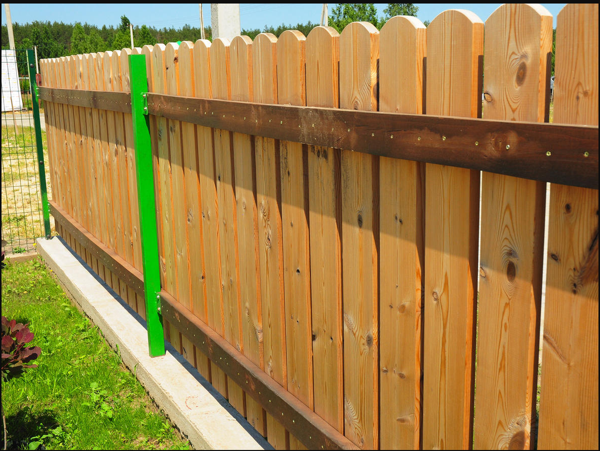Заборы для дома своими руками фото. Деревянный забор. Деревянный забор для дачи. Деревянный добор на даче. Забор на даче из досок.