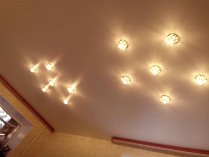 Выбираем светильники для натяжного и подвесного потолка