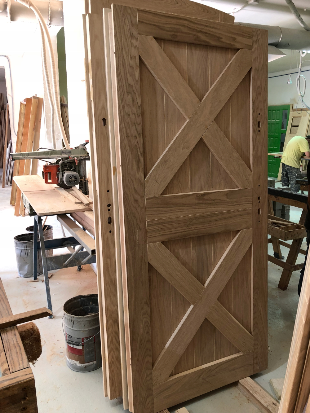 Простой двери своими руками. Дверь входная деревянная. Дверной блок деревянный. Каркасная деревянная дверь. Красивые деревянные двери.