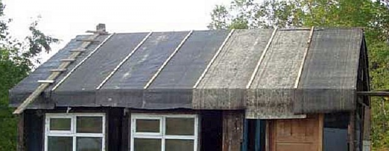 Крыша покрытая рубероидом. Рубероид для крыши. Кровля из рубероида. Старая крыша из рубероида. Кроем крышу рубероидом