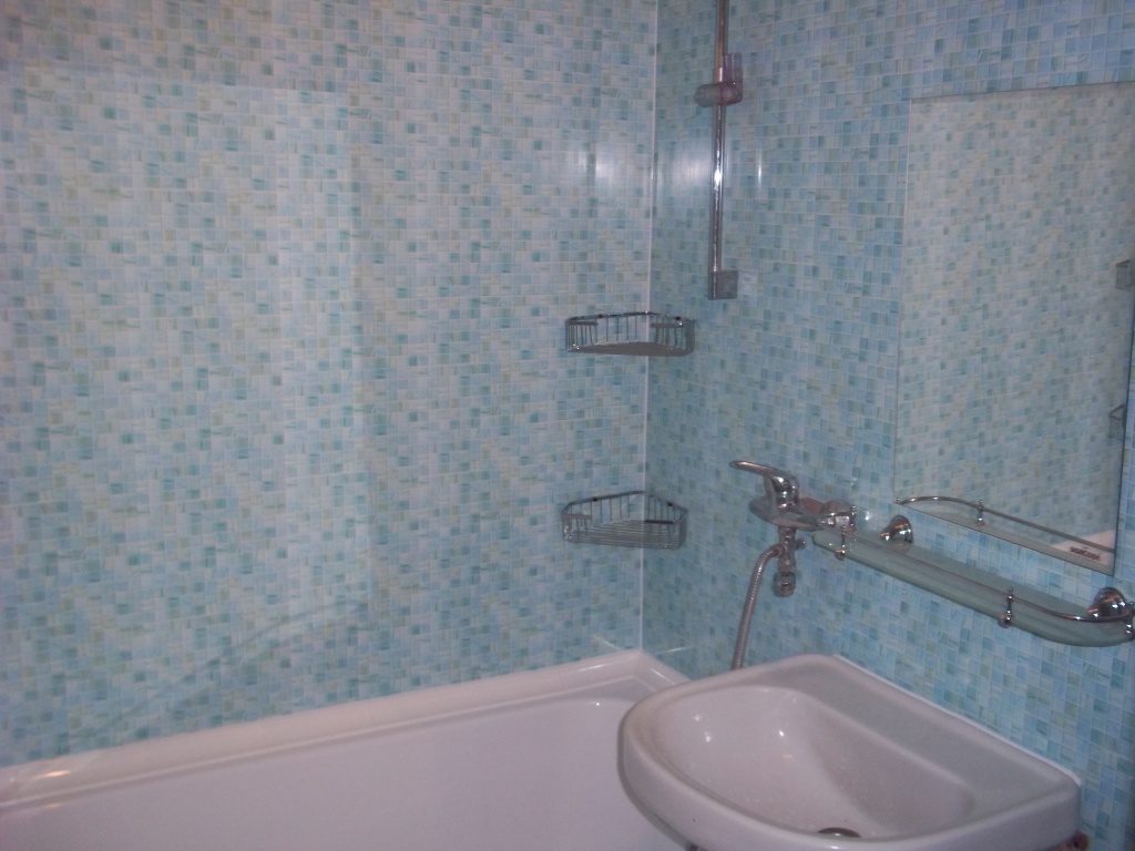 Ванна из пвх своими руками. Ванна панелями ПВХ. Пластиковая панель для ванны. Панель ПВХ для ванной комнаты. Ванные комнаты Отделанные панелями ПВХ.