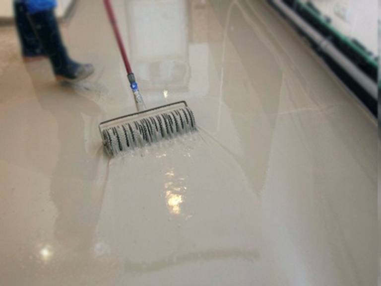 Эпоксидный наливной пол своими руками: технология, инструменты