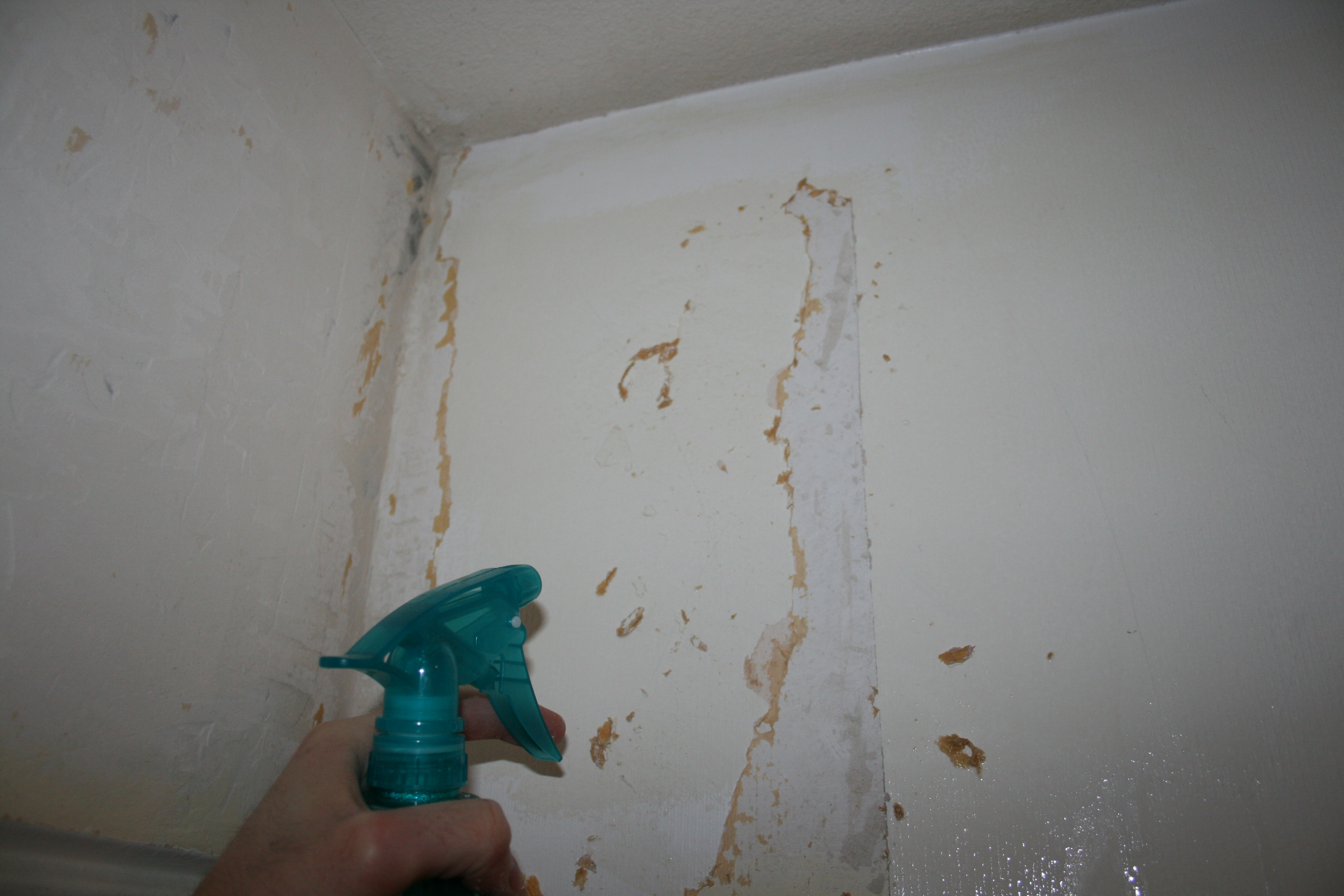 Стену очистить в ванной. Демонтаж краски со стен. Очистка стен от краски. Удалитель краски со штукатурки. Смывка краски со стены в ванной.