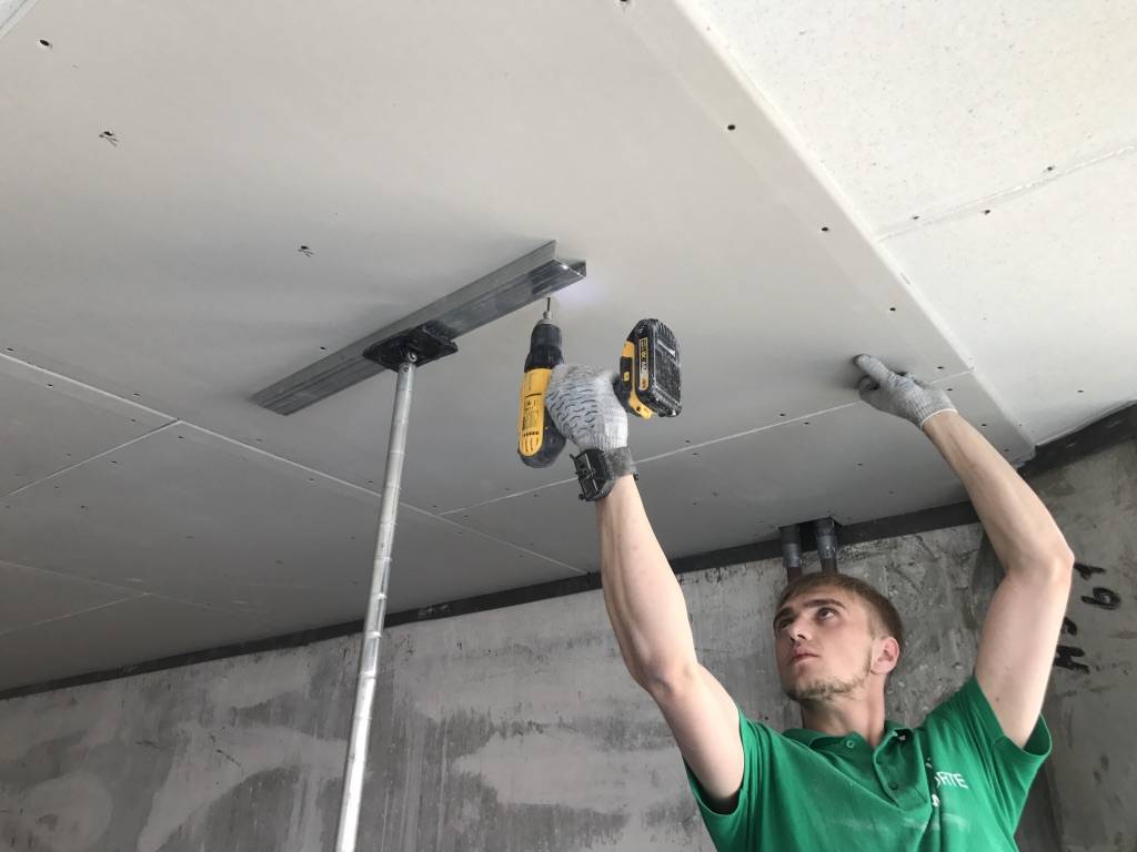 Пошаговое руководство по установке одноуровневого натяжного потолка