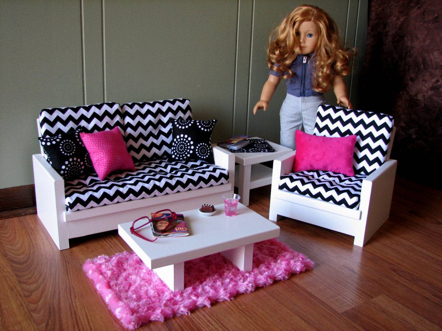 мебель и аксессуары для кукол