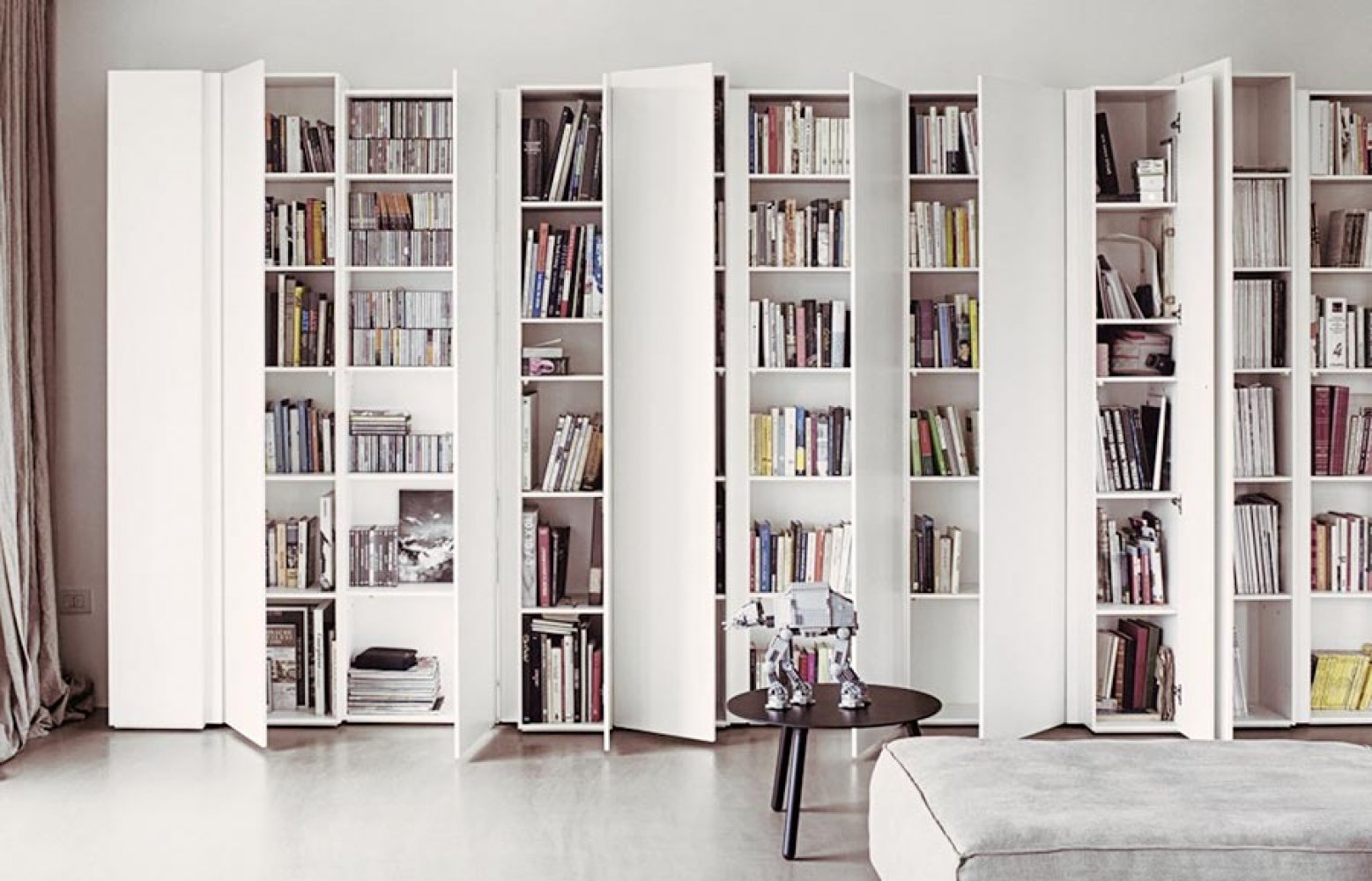Книжный шкаф в гостиной: фото современных дизайнов